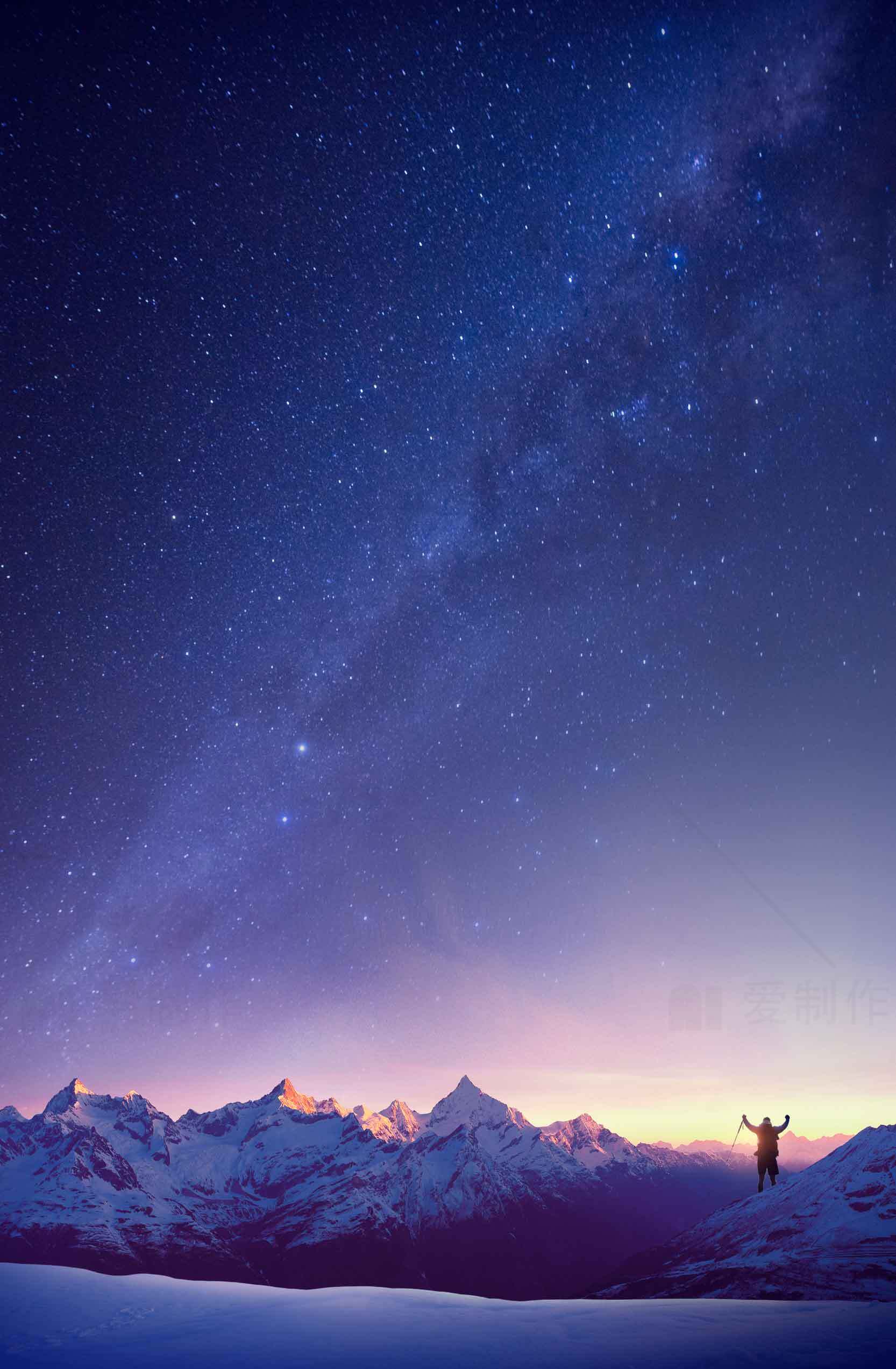 星空下的雪山与黎明之光素材