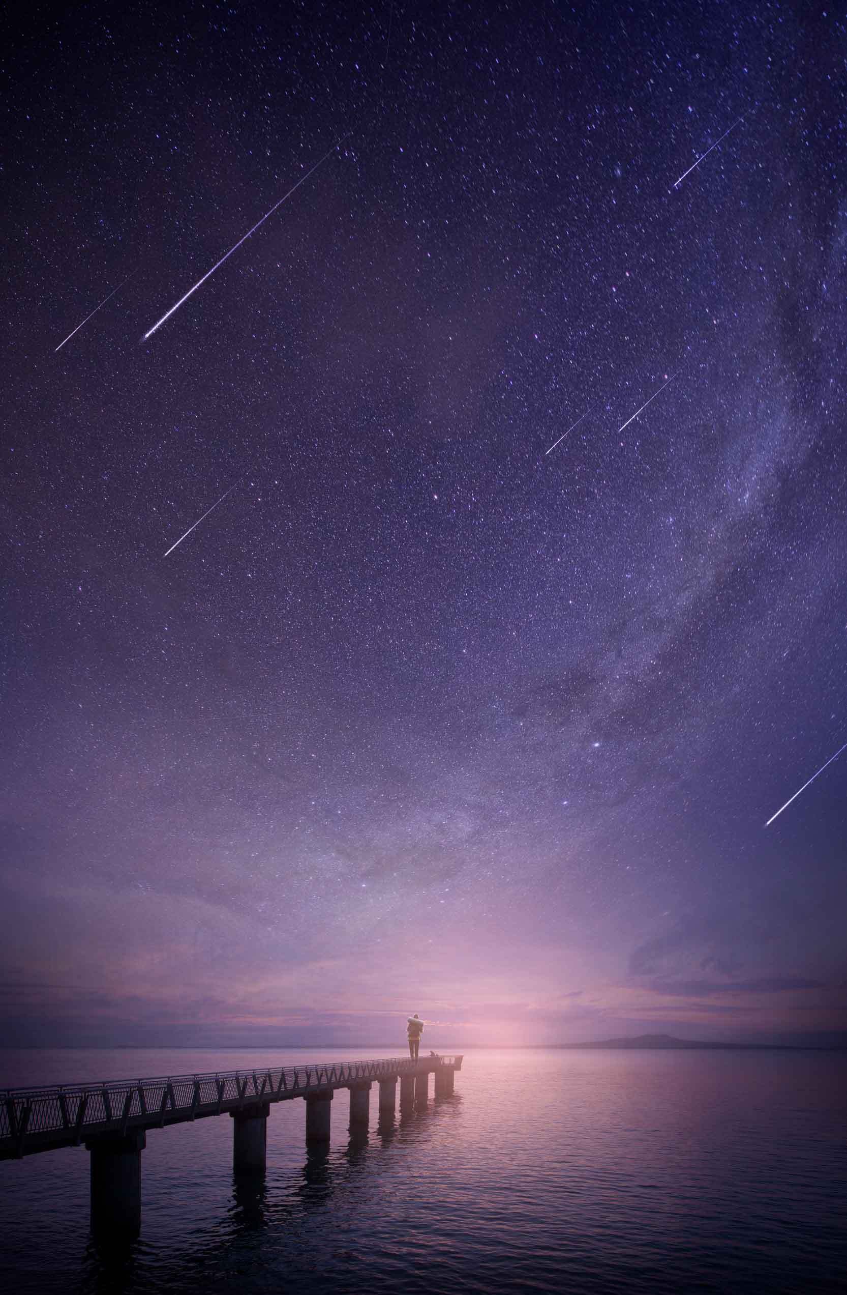 浪漫星空下的海边长廊夜景素材