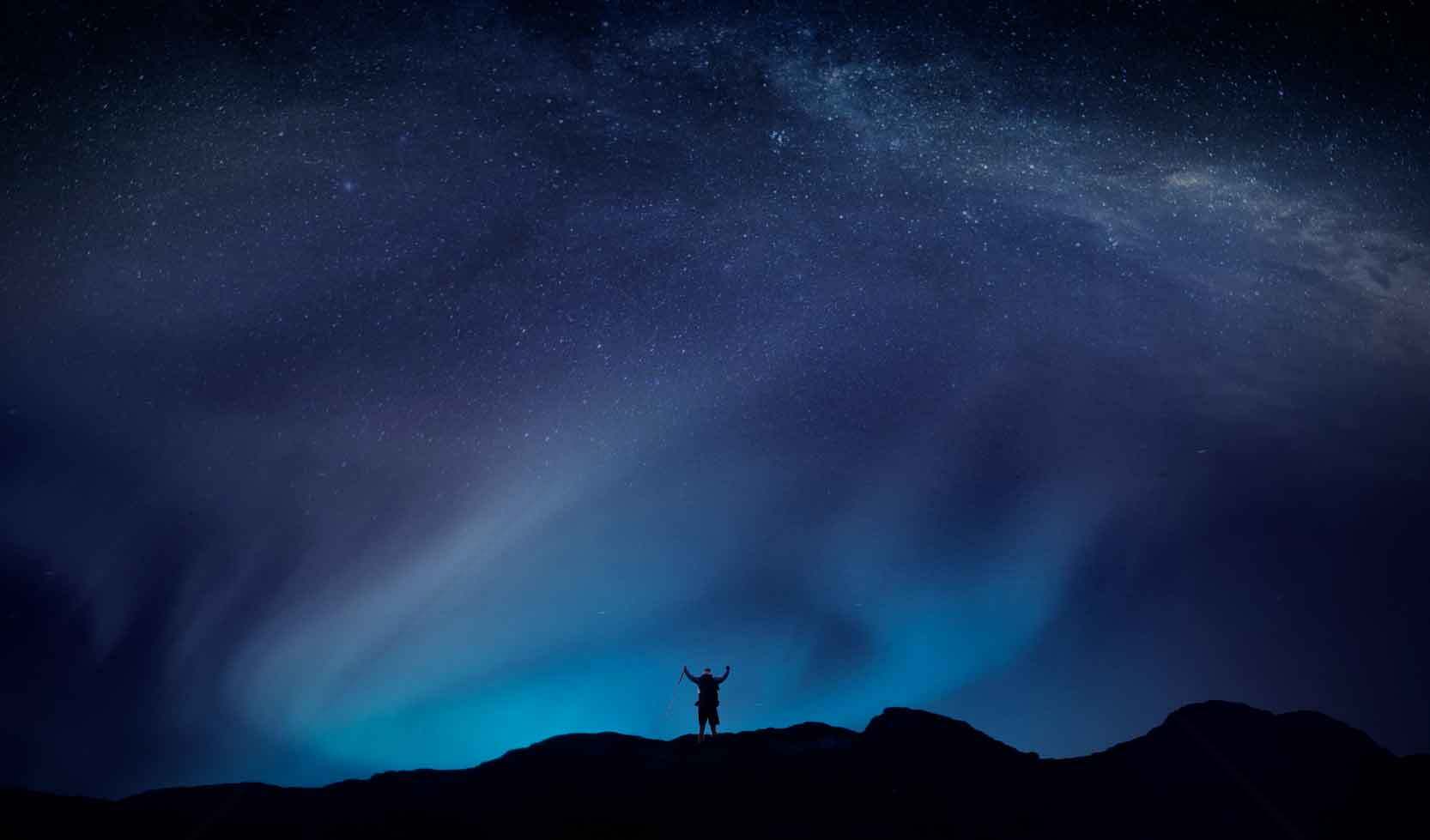 星空下的孤独身影与极光之美素材
