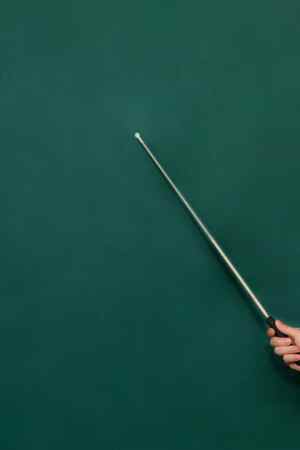 教室黑板上的指示棒特写图片