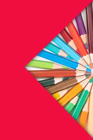 彩色铅笔创意排列与红色背景设计