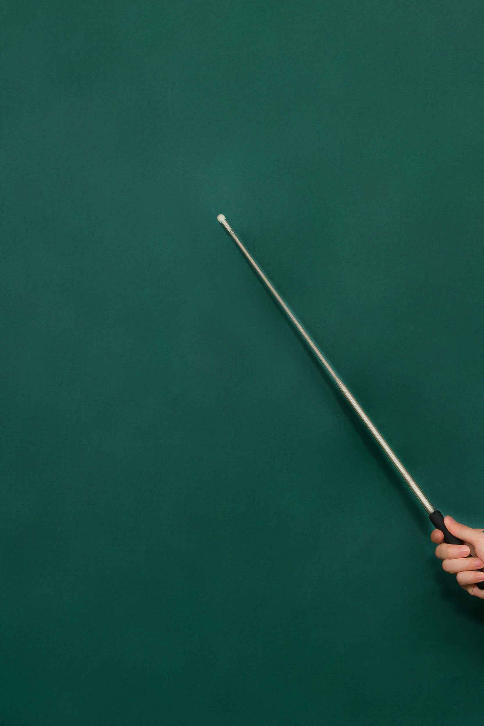 教室黑板上的指示棒特写图片素材